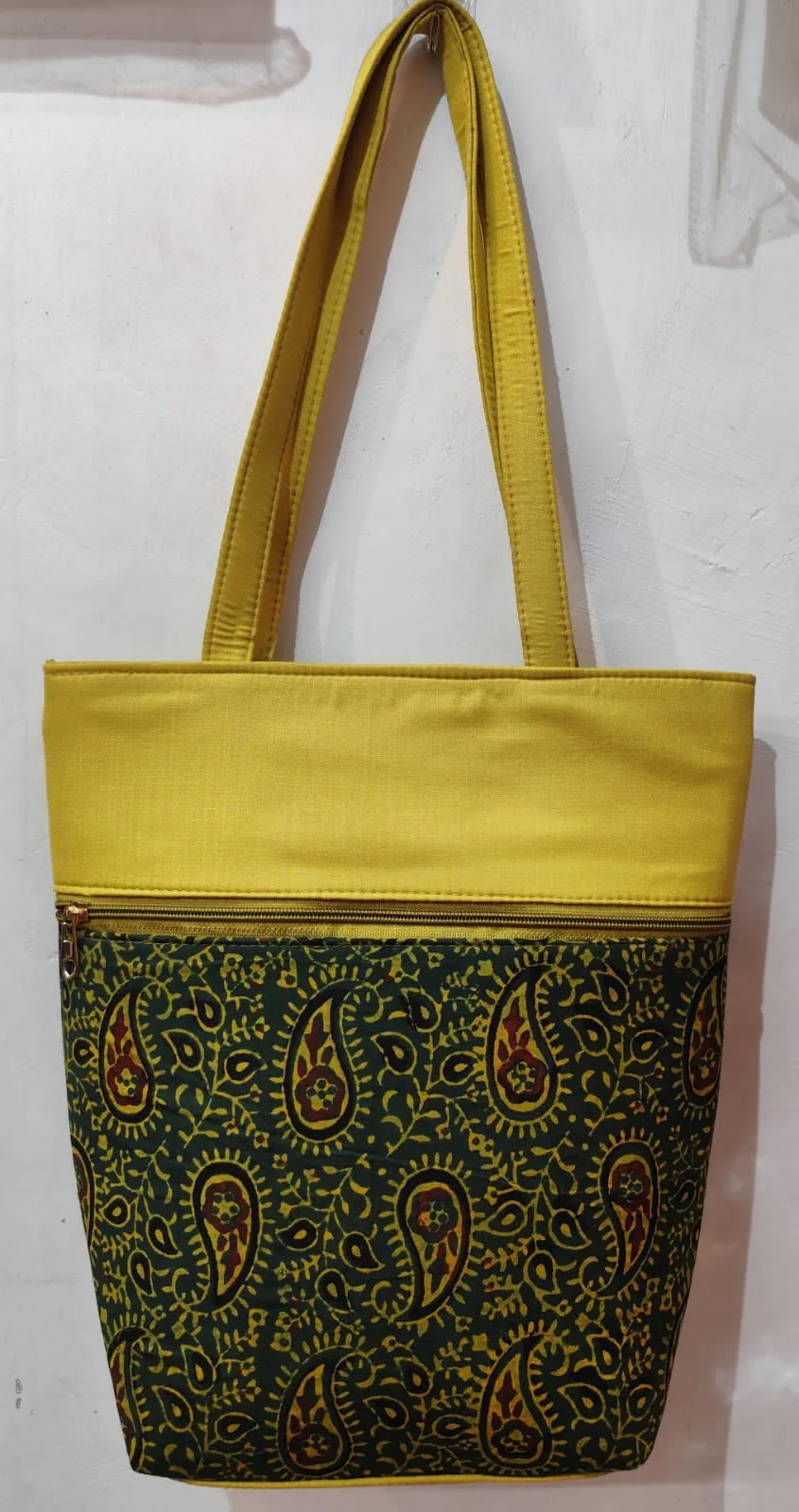 Your everyday look with our stunning cotton shoulder purse.