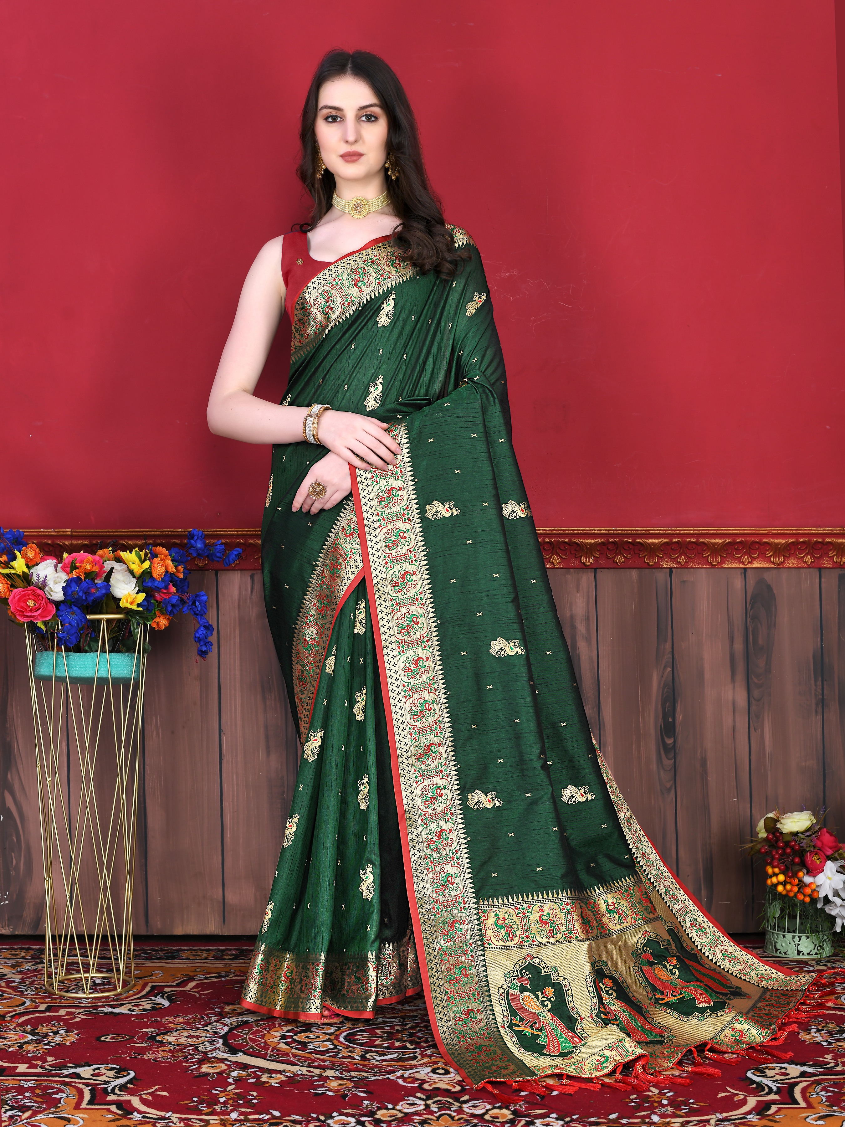 Yavira silk Women's Green Handwoven Silk Blend Saree view 2