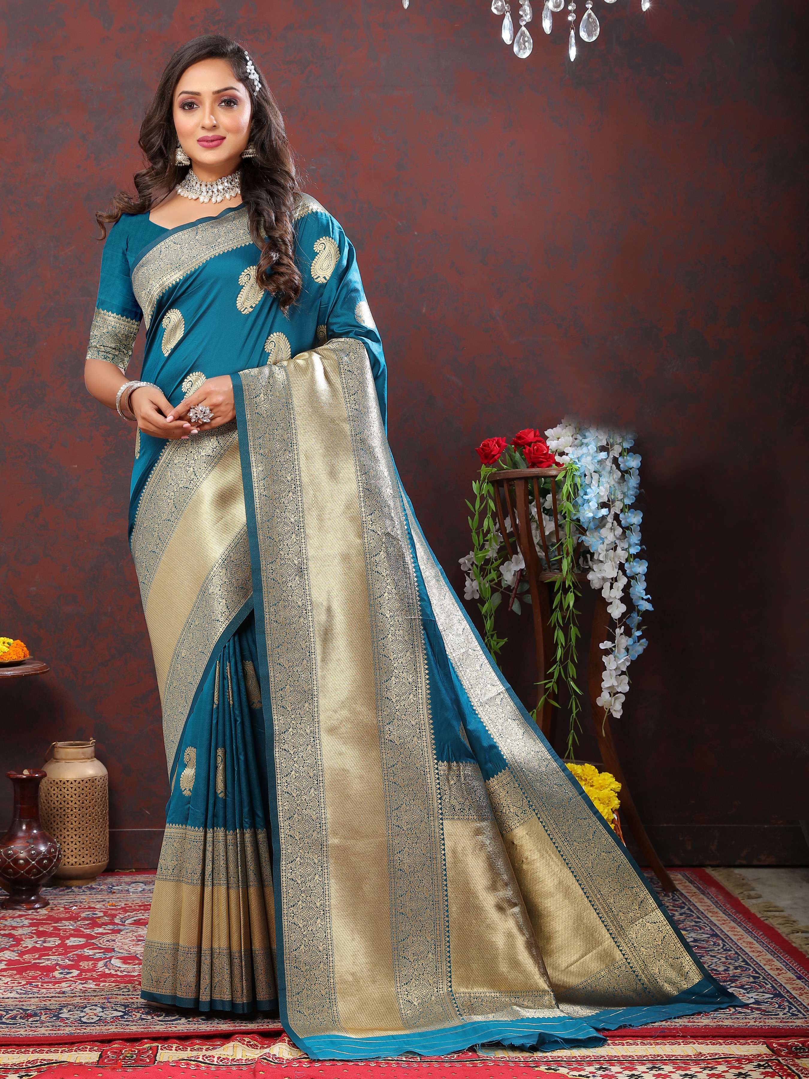 Yavira silk Women's Blue Handwoven Silk Saree view 2