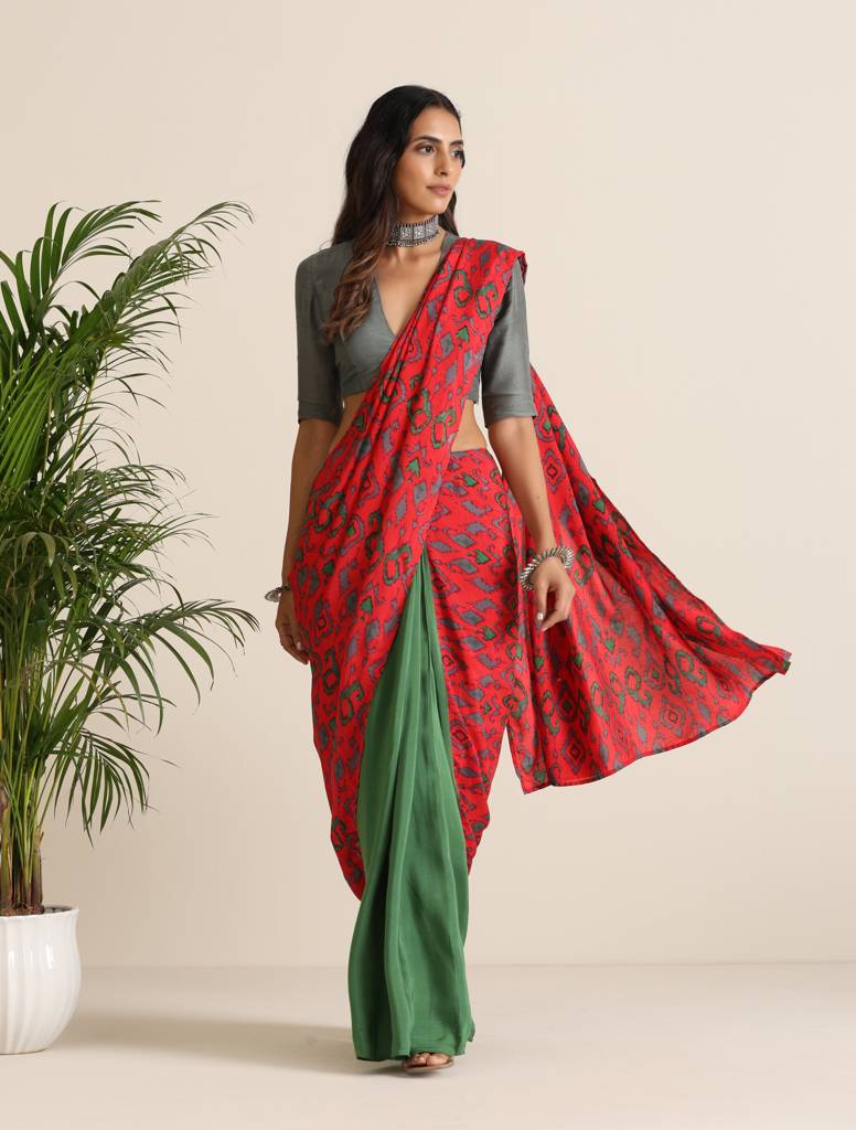 trueBrowns Red Muslin Ikat Saree - Red (Free Size) view 2