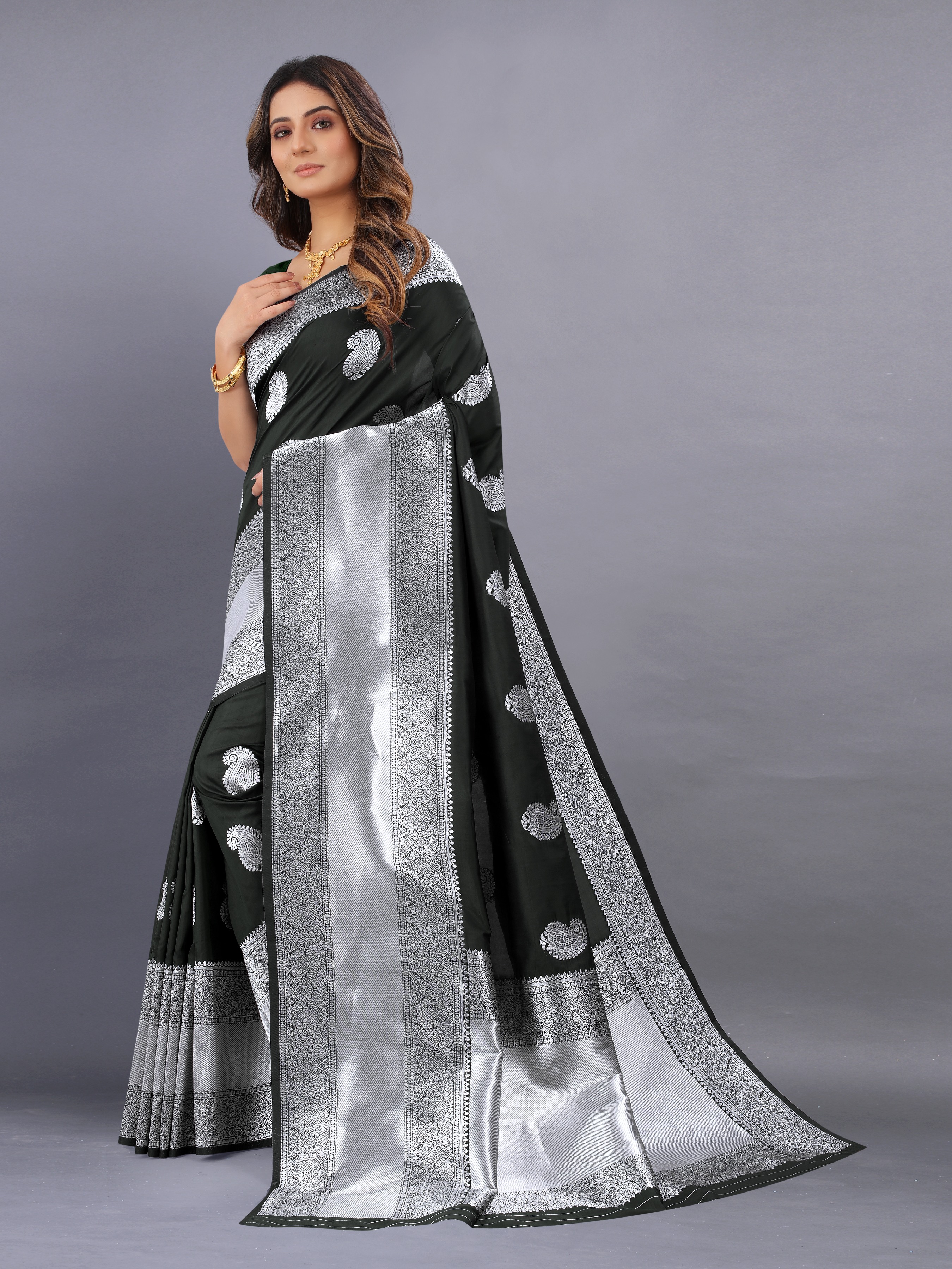 Yavira silk Women's Black Handwoven Silk Blend Saree view 2