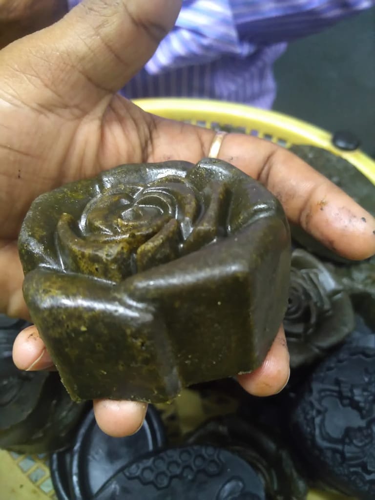 Hot Processed Soap The best dark spot removal soap is one that contains natural ingredients such as tea tree,neem,vitamin E capsule and some natural herbals view 2