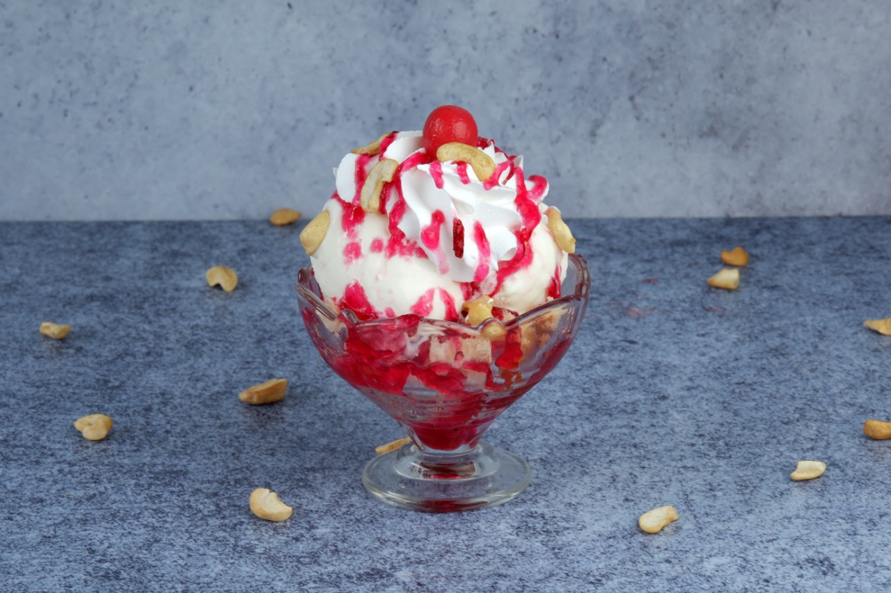Strawberry vanilla sundae medium
