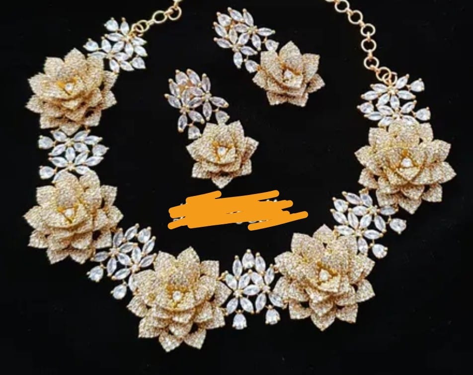Flower necklace set view 2