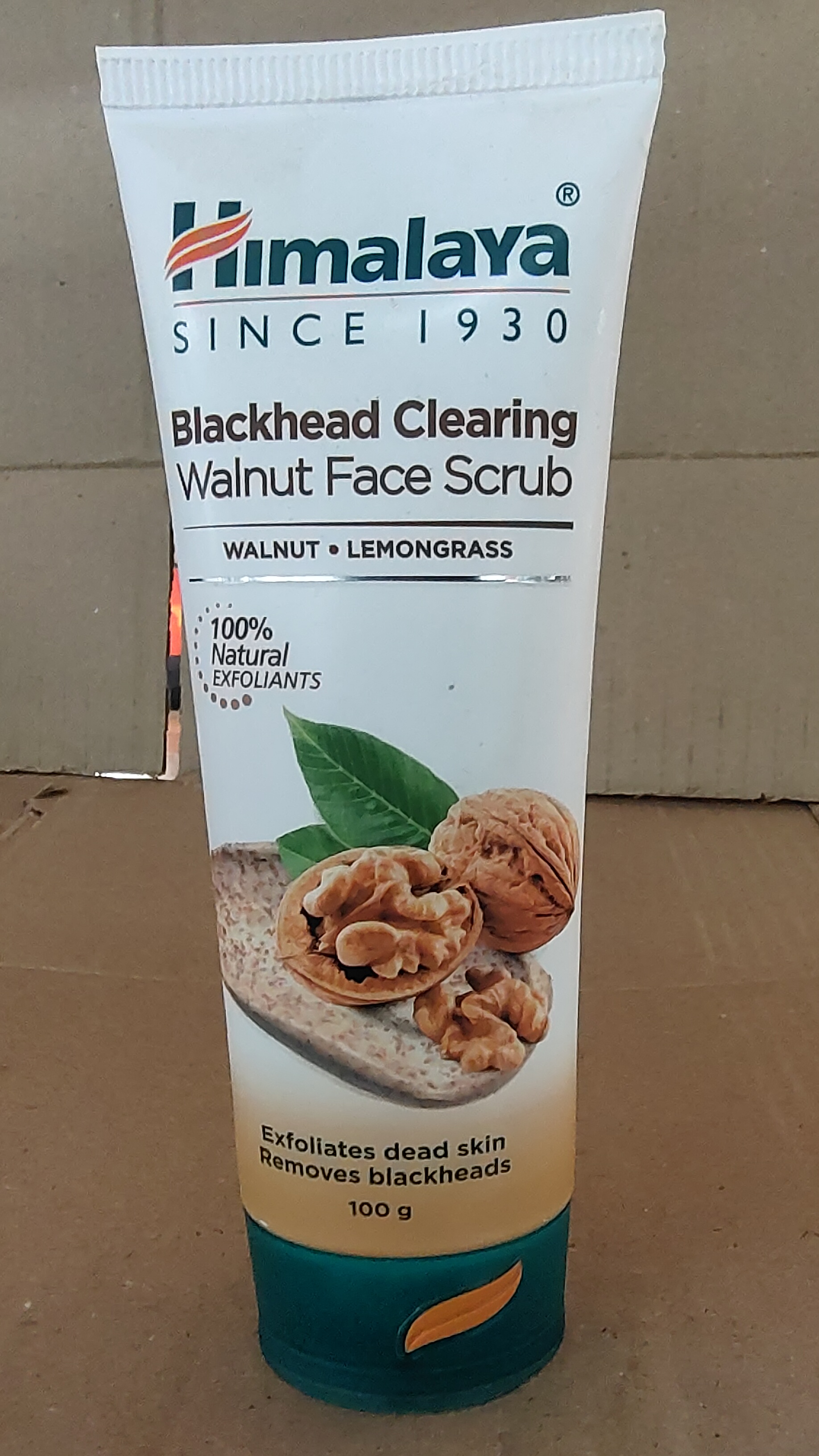 Himalaya blackhead clearing walnut face scrub