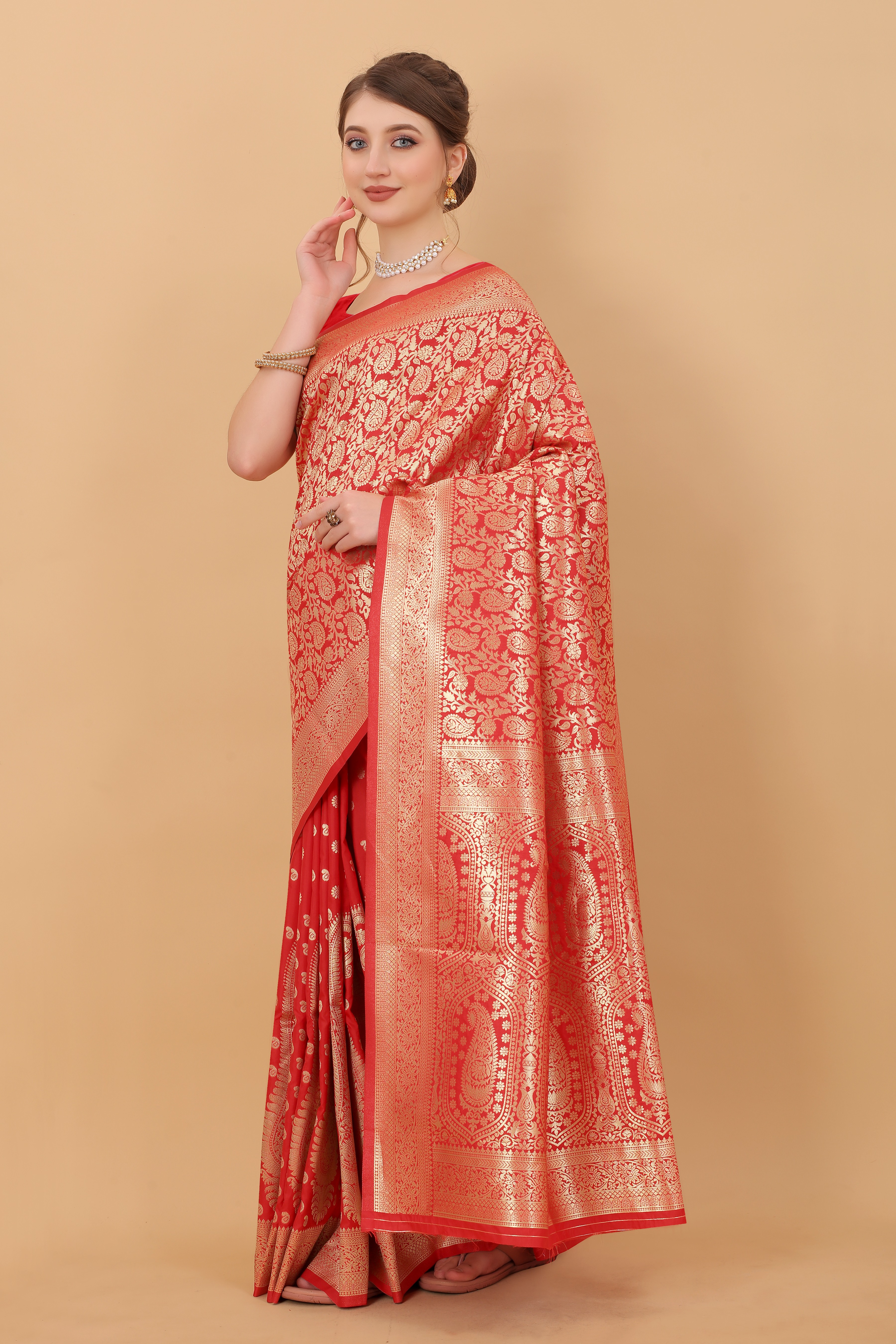 Yavira silk Women's Red Handwoven Silk Blend Saree view 2