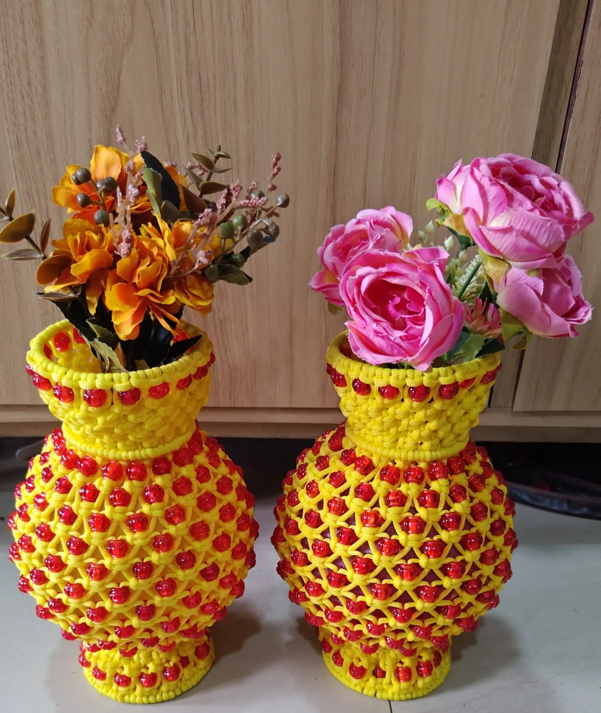 Per flower pot with flower Yellow and Red