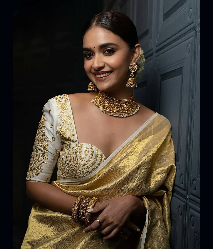 Villagius Silk Blend Woven Banarasi Saree Without Blouse Piece ( Gold ) view 2