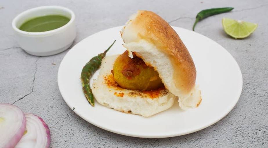 Vada pav- makhani sauce