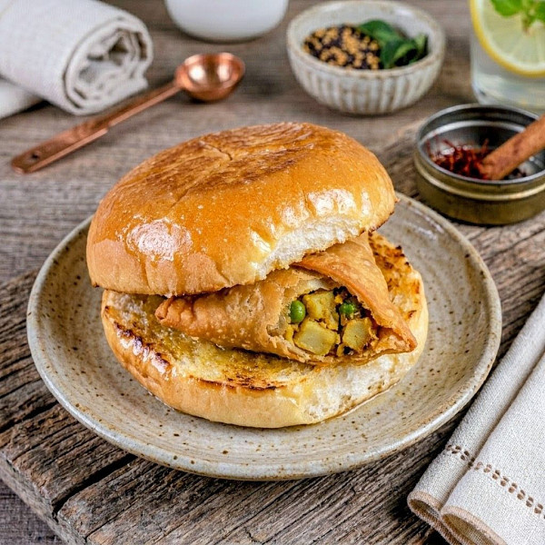 Butter grilled samosa pav