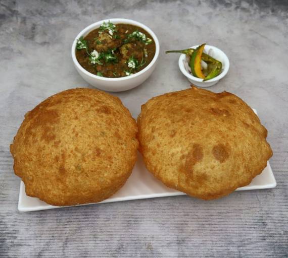 Simple Bhature With Tasty Chole(4 Pcs )