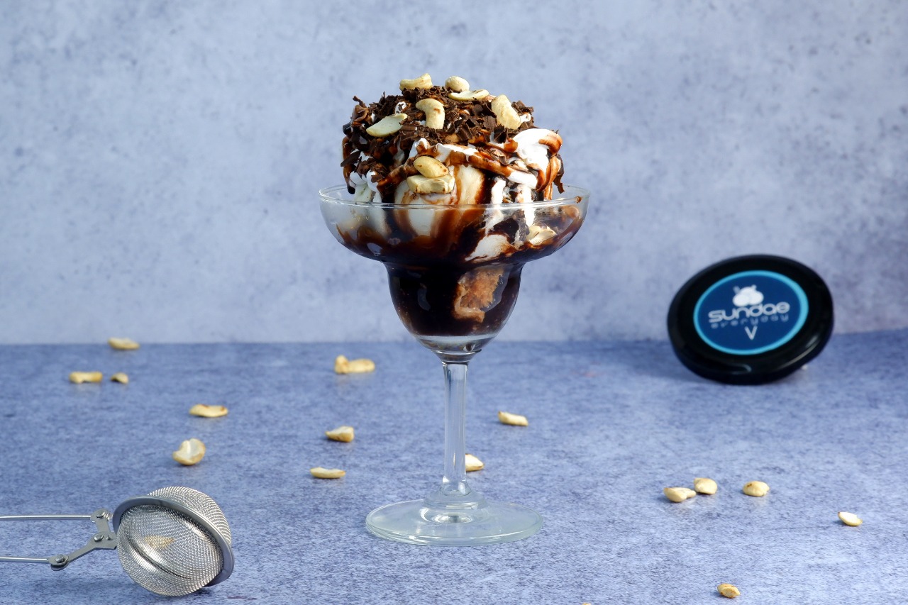 Chocolate fudge sundae medium