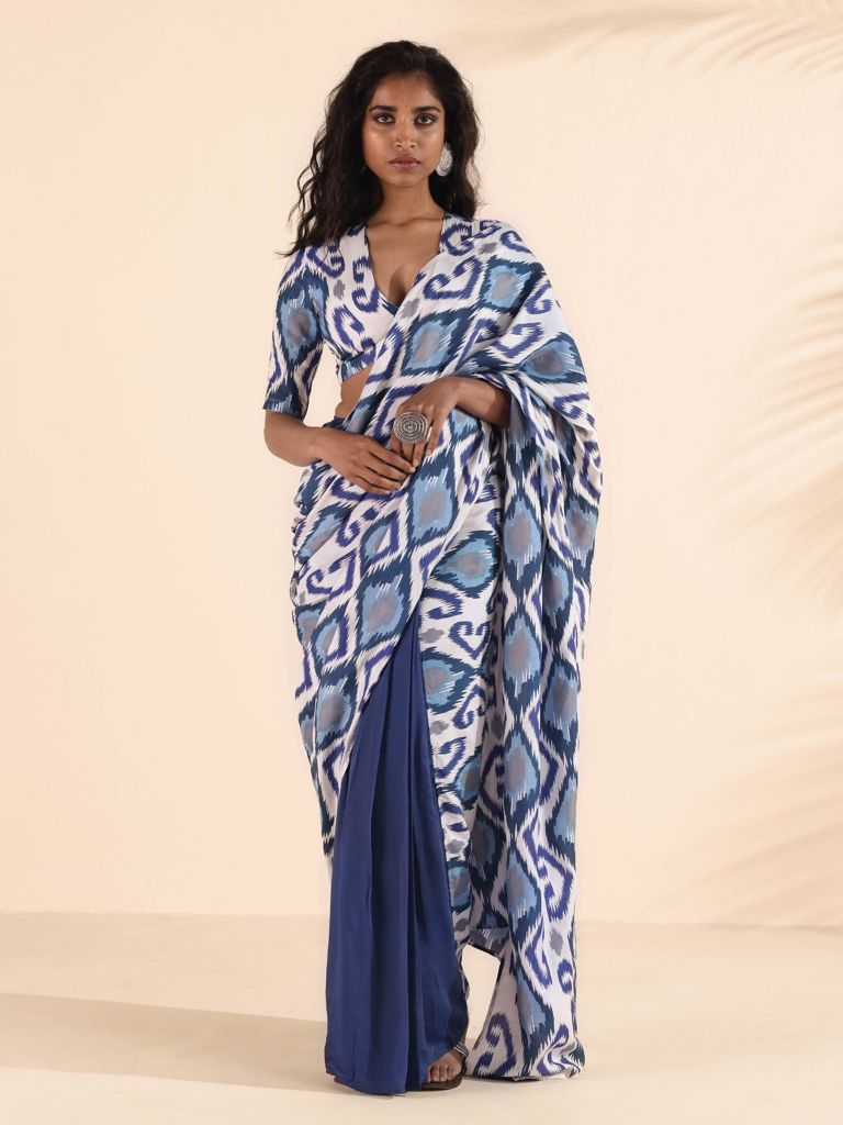trueBrowns Blue White Muslin Ikat Saree - Blue (Free Size) view 2