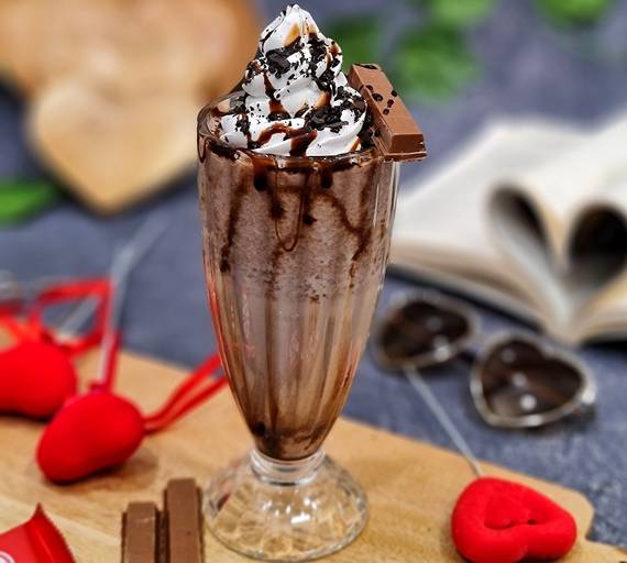 Oreo KitKat Milkshake with Oreo Ice Cream