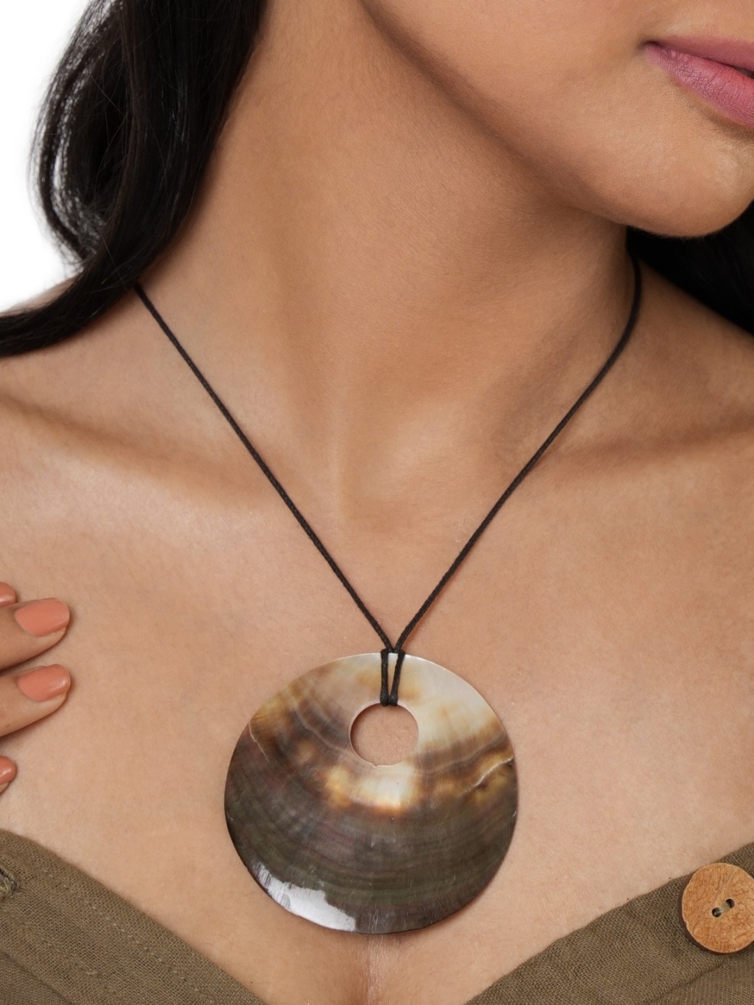 Mother of pearl plain circle pendant view 2