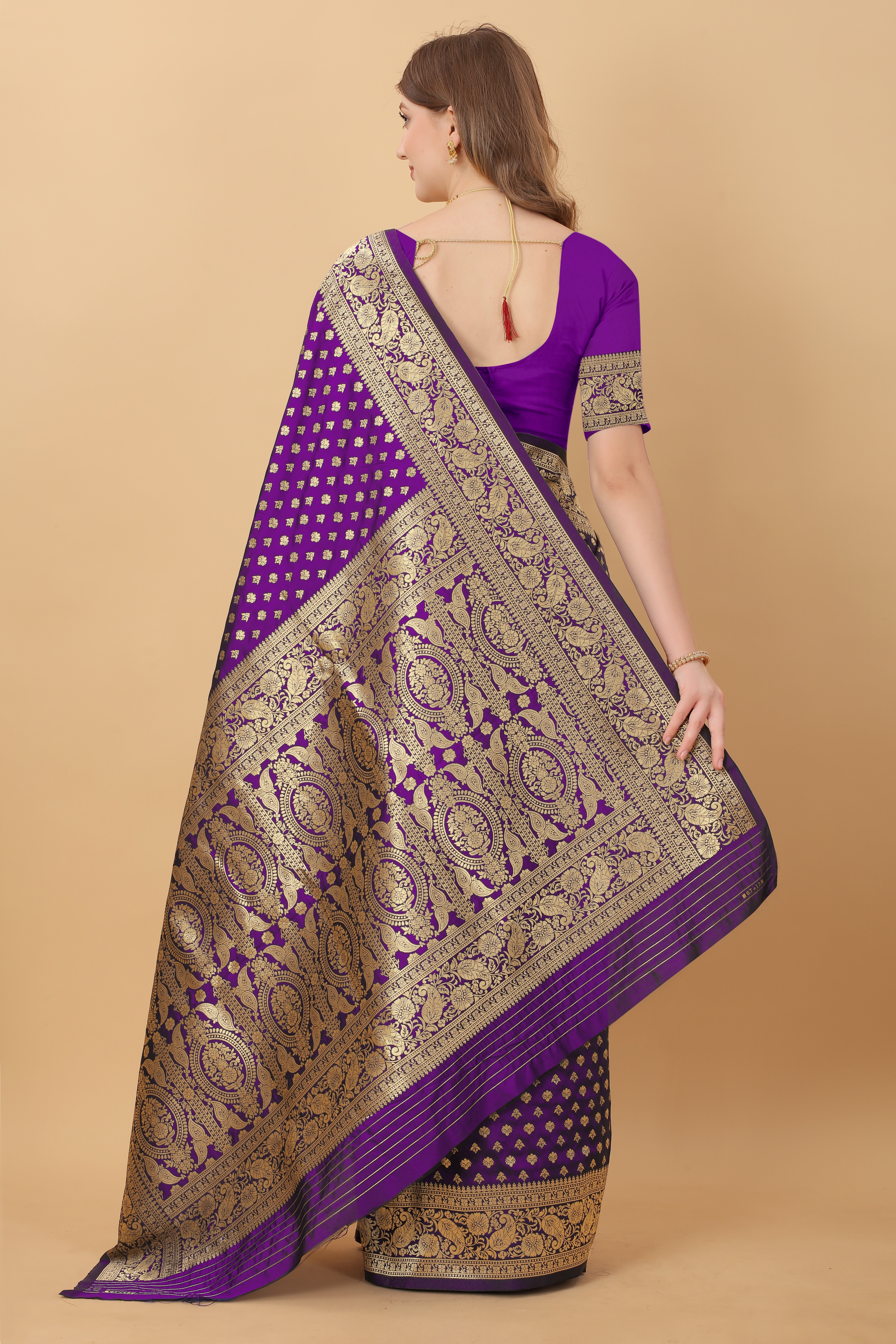 Yavira silk Women's Purple Handwoven Silk Blend Saree view 2