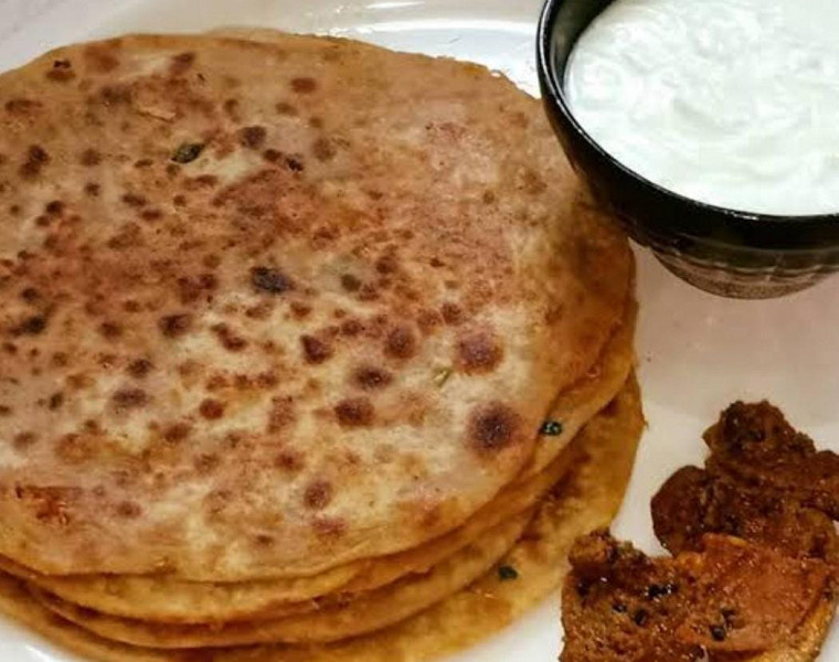 Mooli paratha(2pcs) with curd & pickle