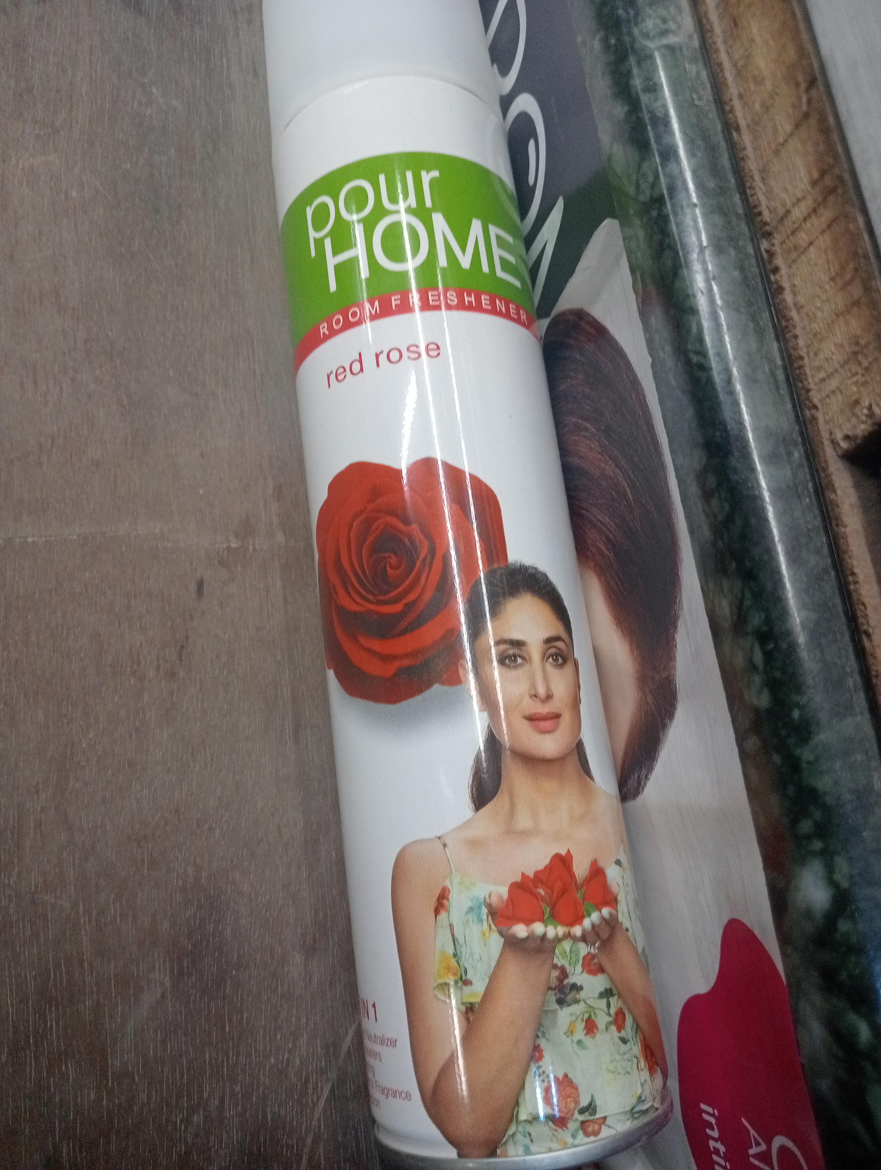 Pour home red rose
