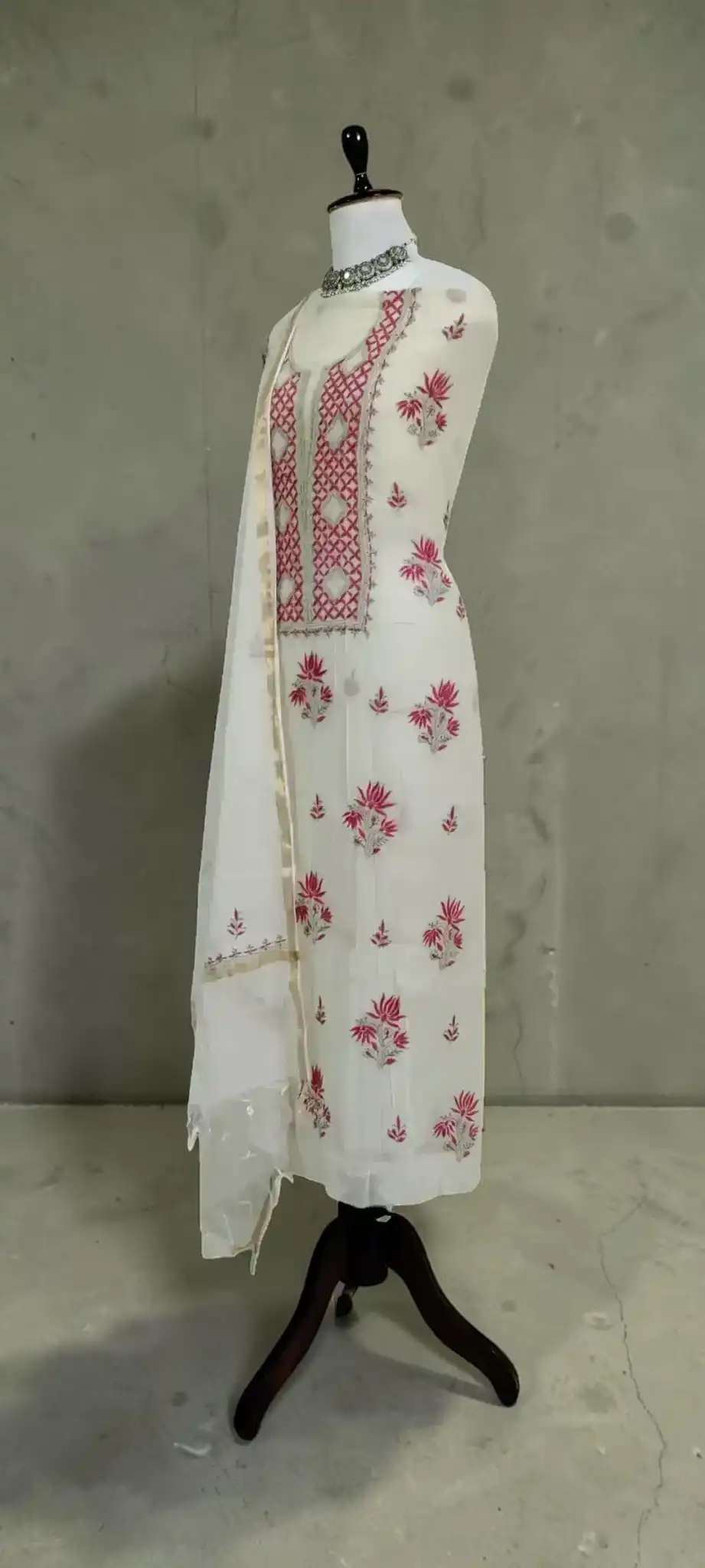 Handwoven Lucknow Chikankari Hand-Embroidered Mul Cotton Dress Material view 2