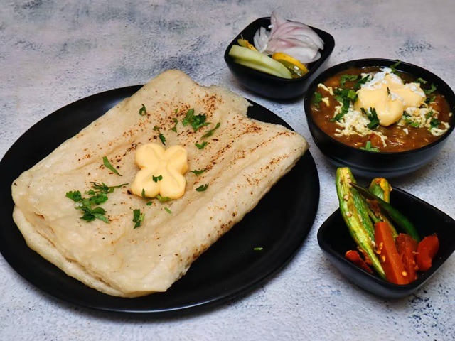Chole paneer amritsari kulcha
