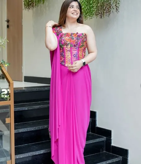 ROYAL GLAM READY-TO-WEAR DRAPE SAREE view 2