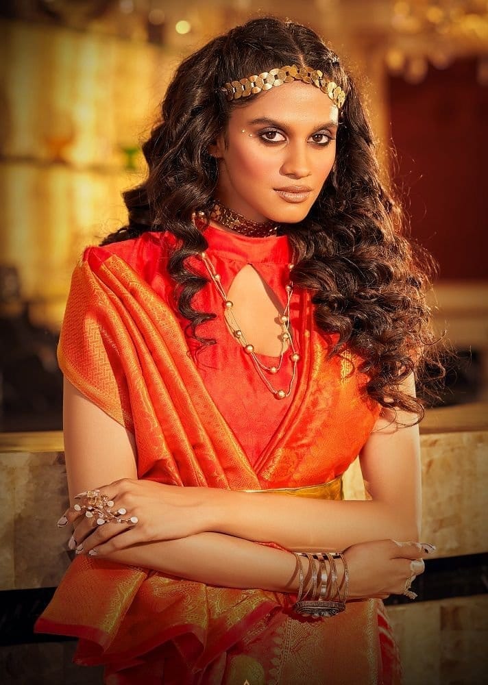 Woven Art Silk Saree in Red view 2