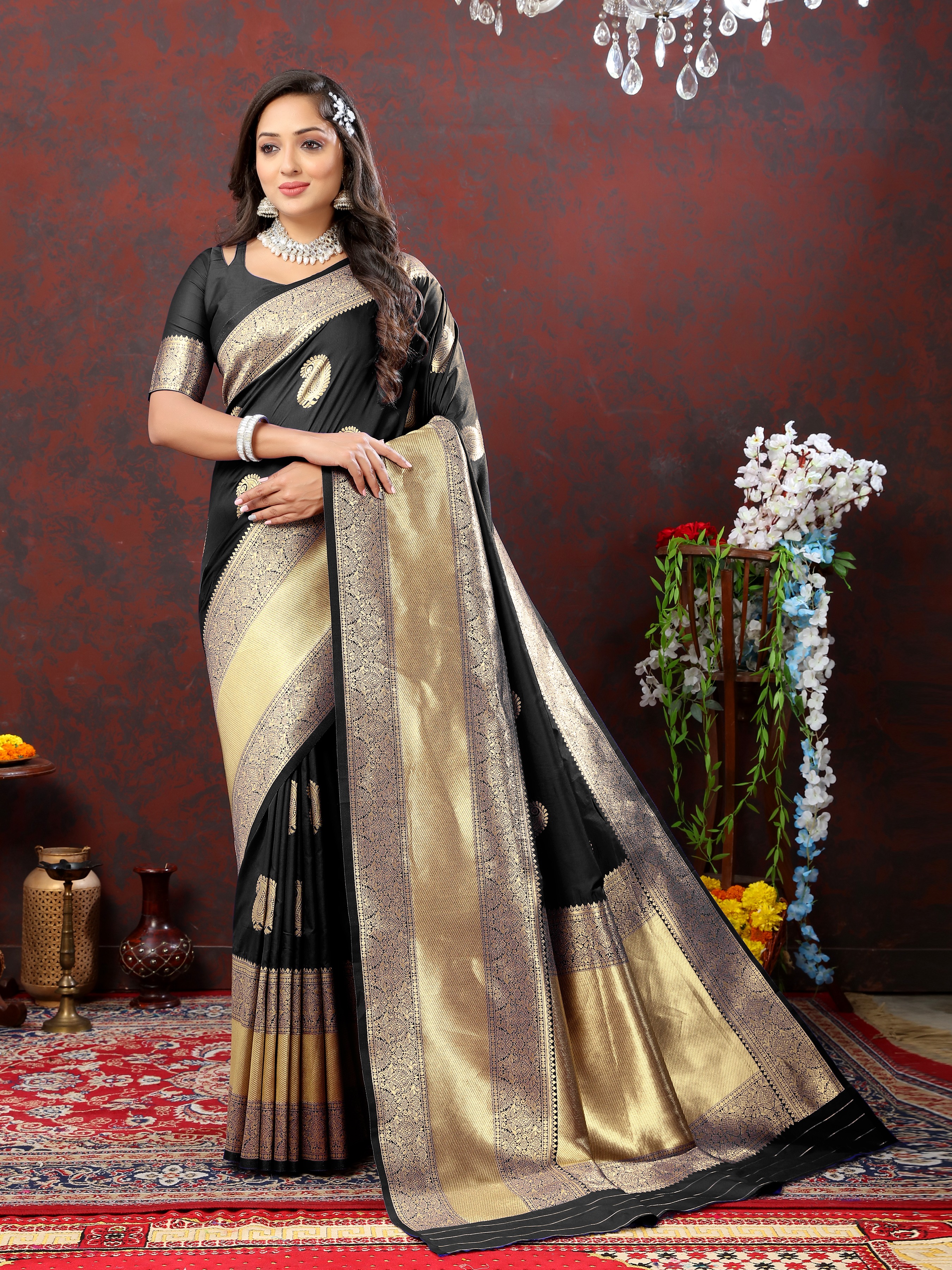 Yavira silk Women's Black Handwoven Silk Saree view 2