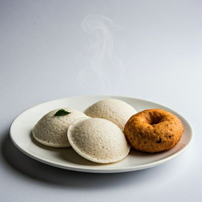 Idli (small) [4 Nos] + Vada [1 No]