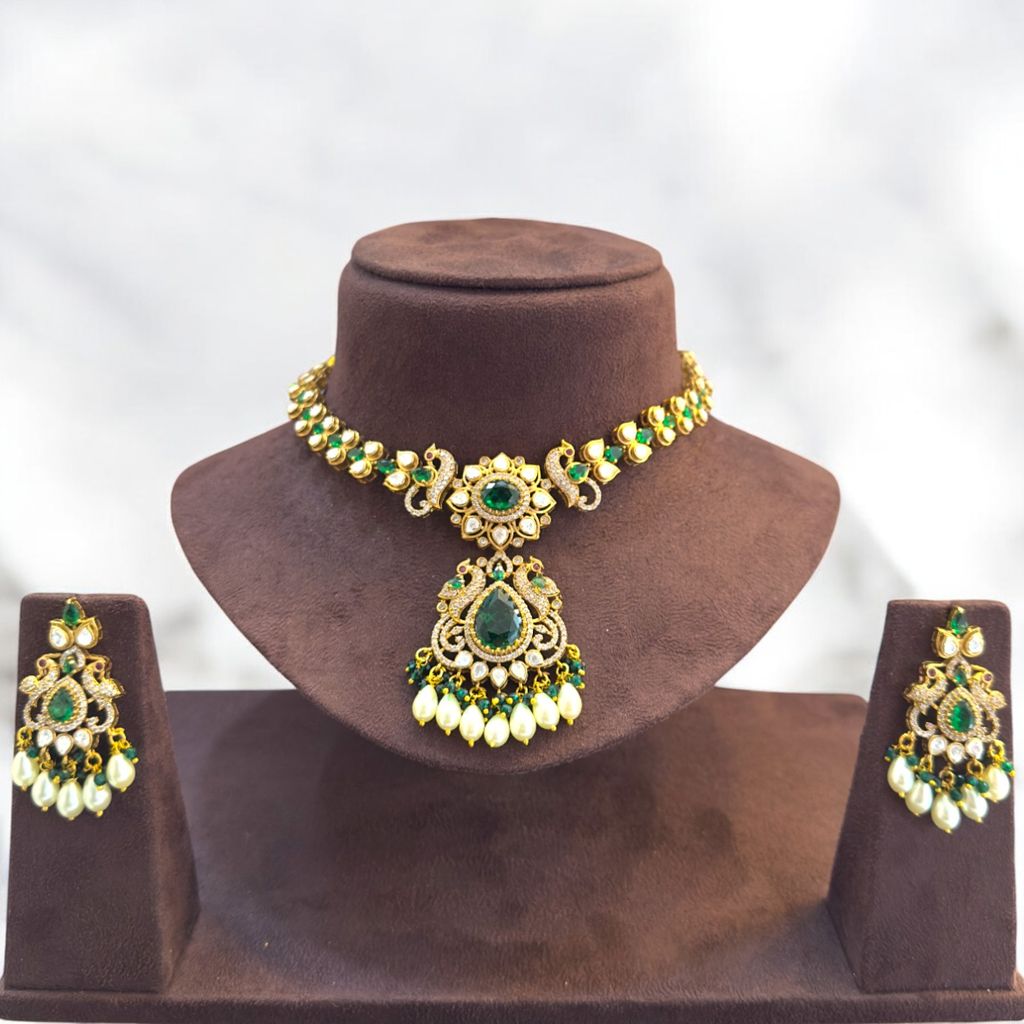 Exquisite Gold Necklace Set with Green Stones and Pearls view 2