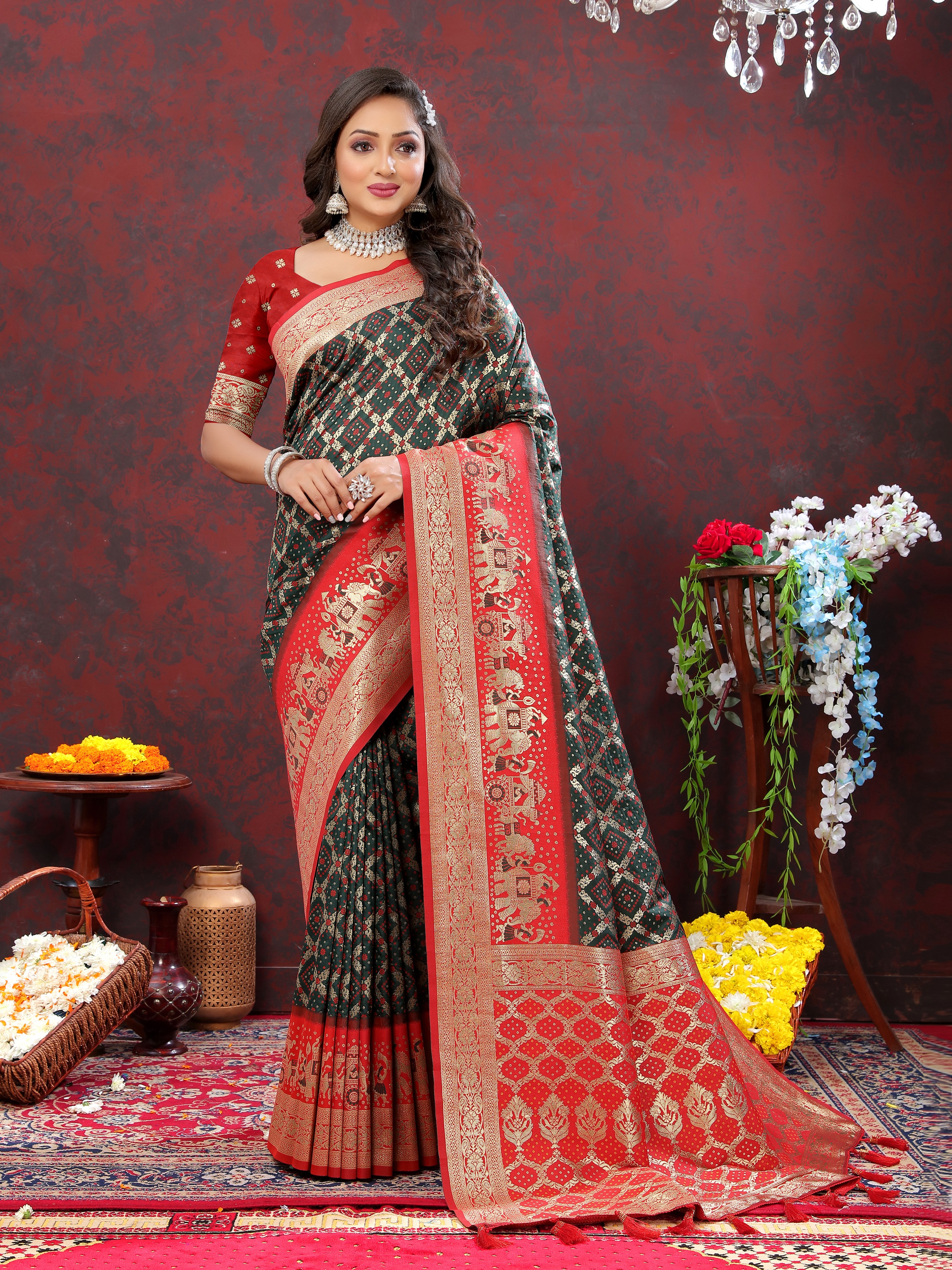 Yavira silk Women's Green Checked Silk Saree view 2