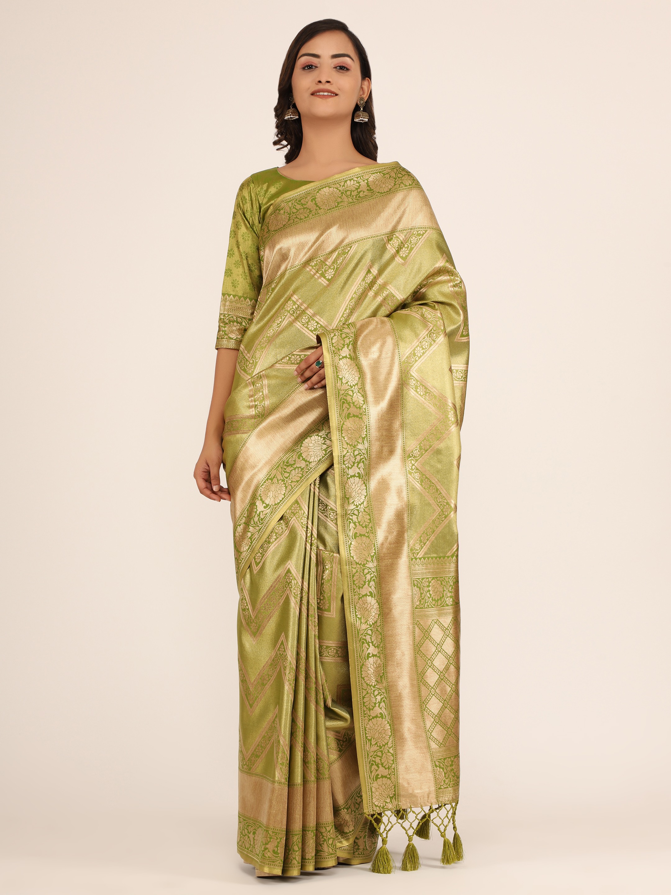 Yavira silk Women's Green Handwoven Jacquard Saree view 2
