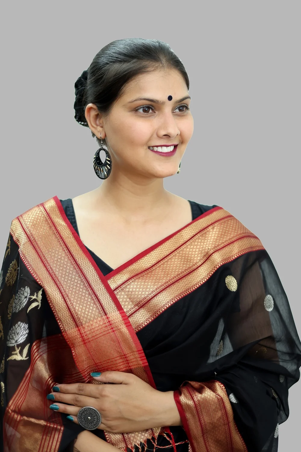 Sensuous Heritage Coin Motif Handwoven Saree With Tassels – Black view 2