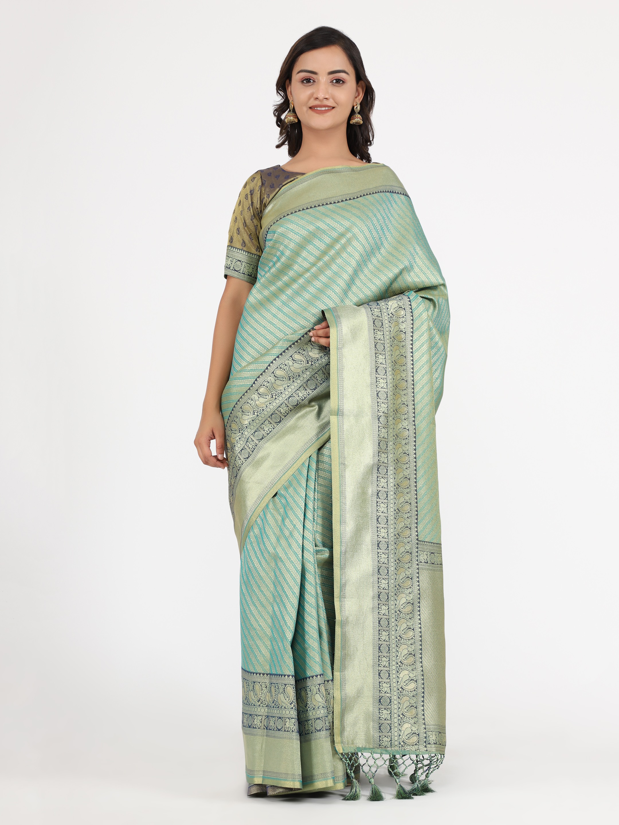 Yavira silk Women's Green Handwoven Jacquard Saree view 2