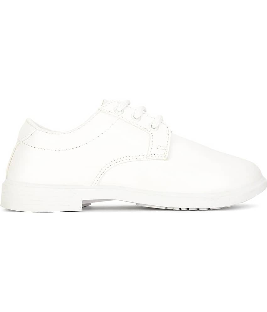 Bata - White Boy's School Shoes ( 1 Pair ) view 2