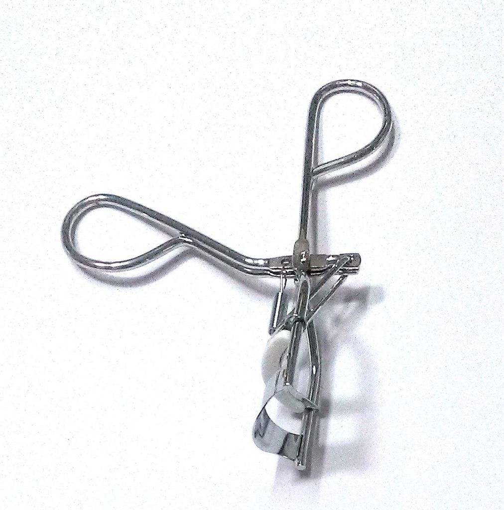 Nawani Light Weight Eyelash Curler with Steel Finish (Silver), Size- 10/8 cm view 2