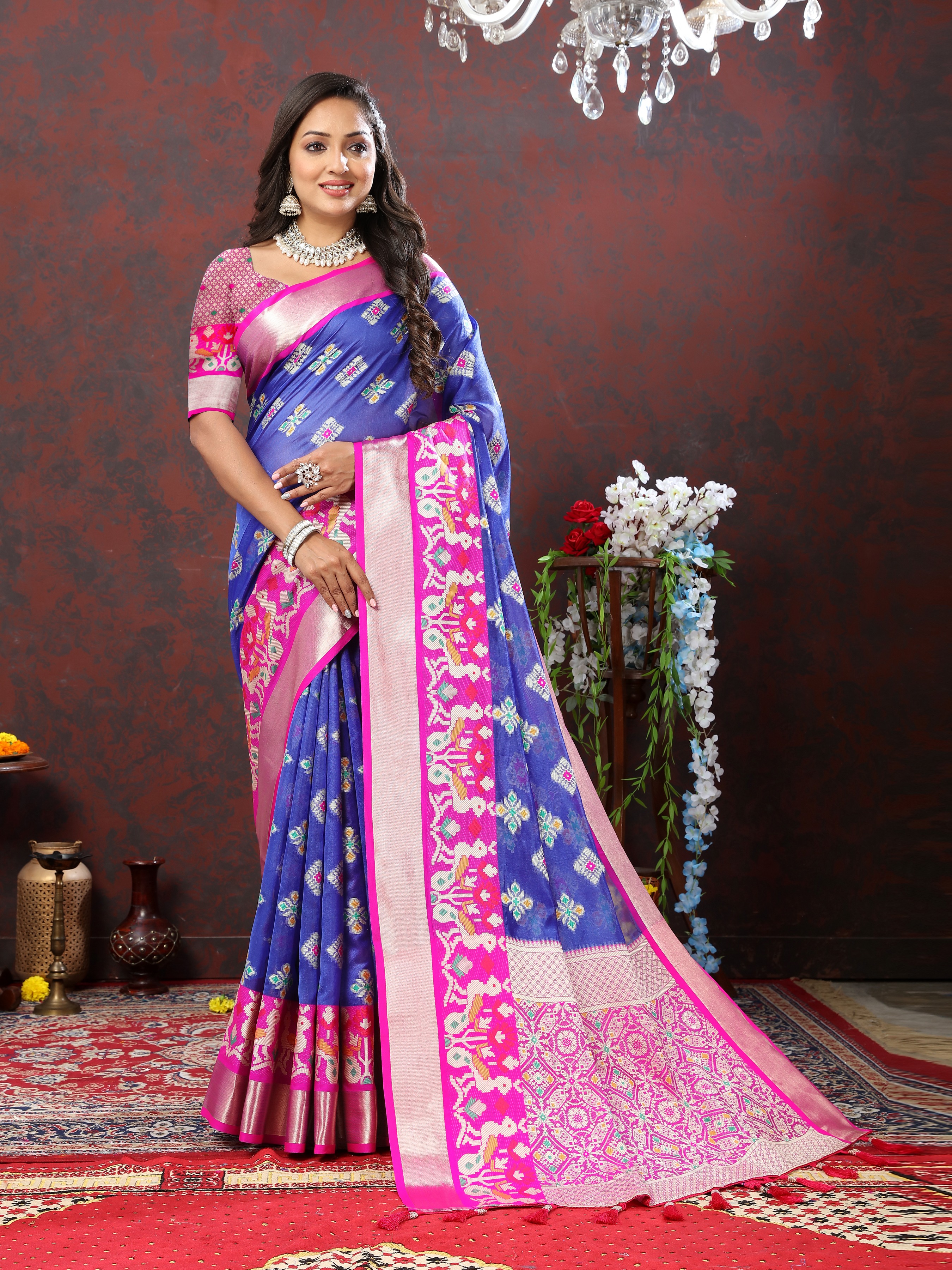 Yavira silk Women's Blue Handwoven Silk Saree view 2