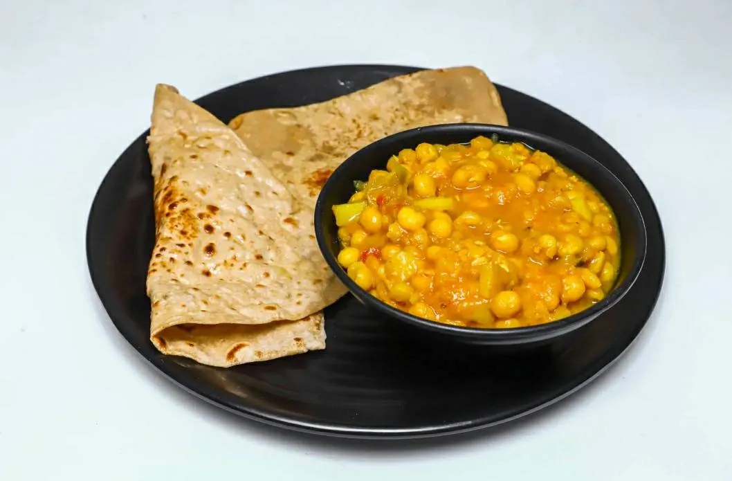 White Matar Chole & 2 Paratha