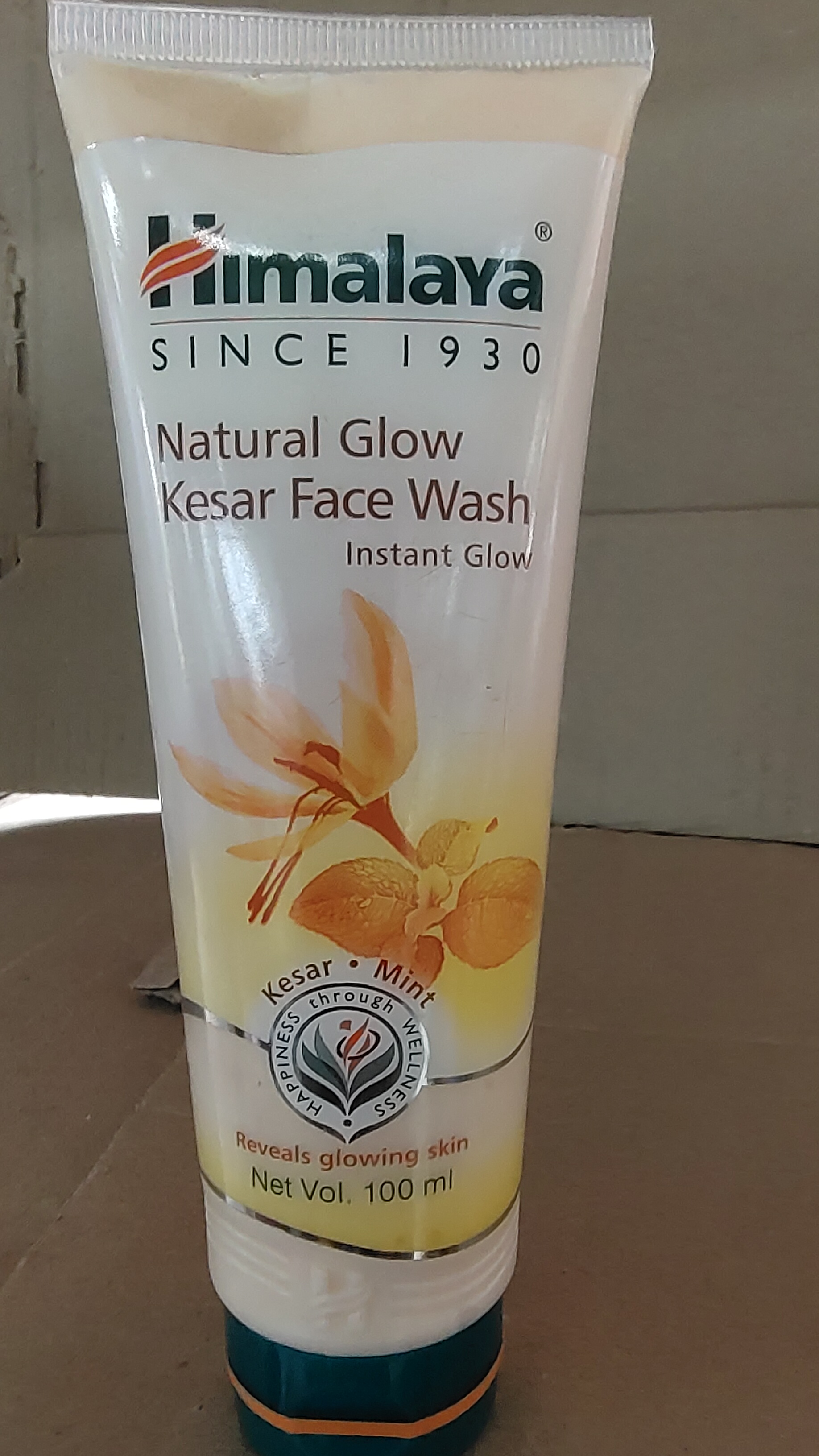 Himalaya natural glow kesar face wash