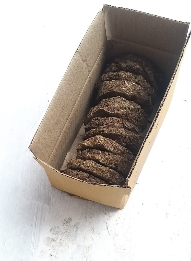 Cow Dung Cake, Upla, Upley, Kanda, Havan Samagri, Paathi, Gobar view 2