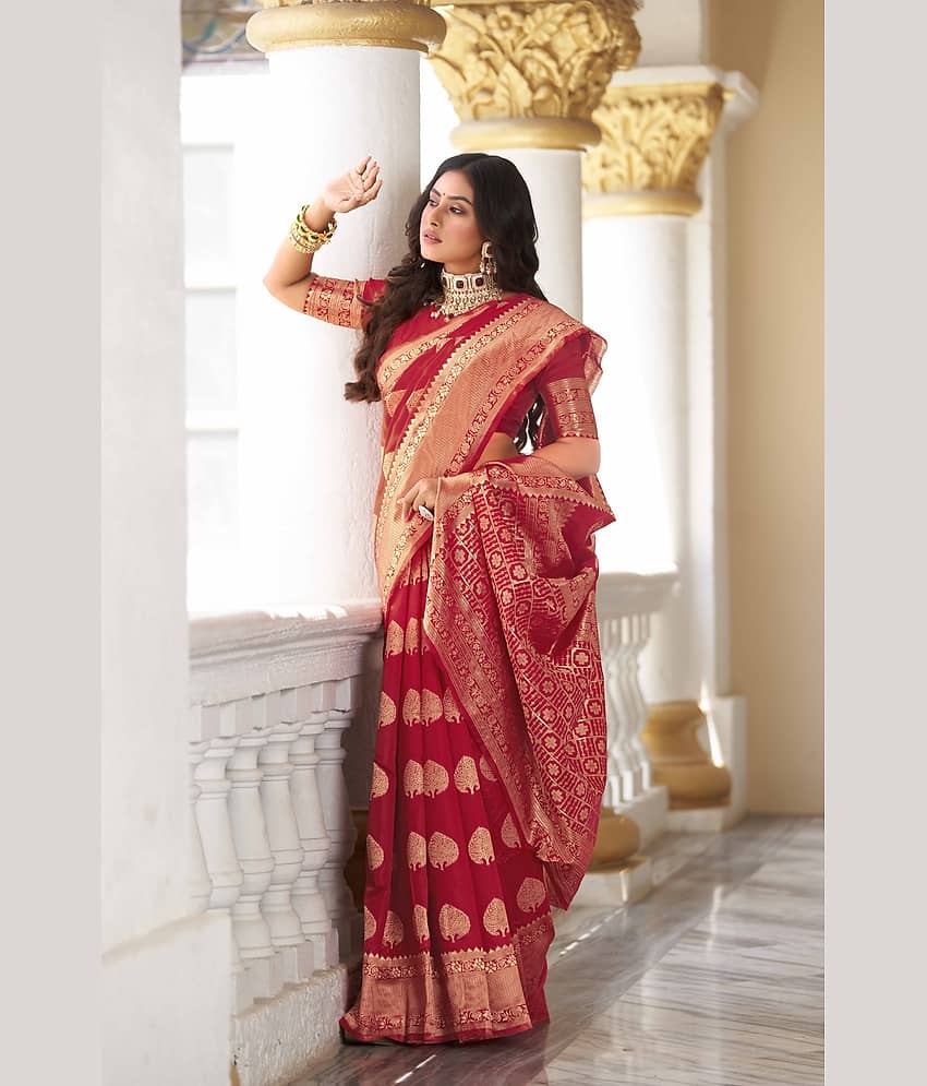 Sariya Jacquard Woven Saree With Unstitched Blouse Piece ( Red ) view 2