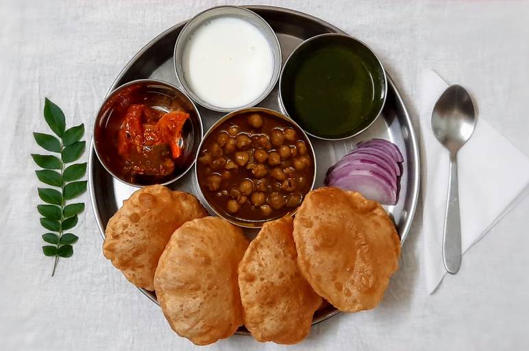 Puri (6 Pcs) & Chole Ki Veg Thali