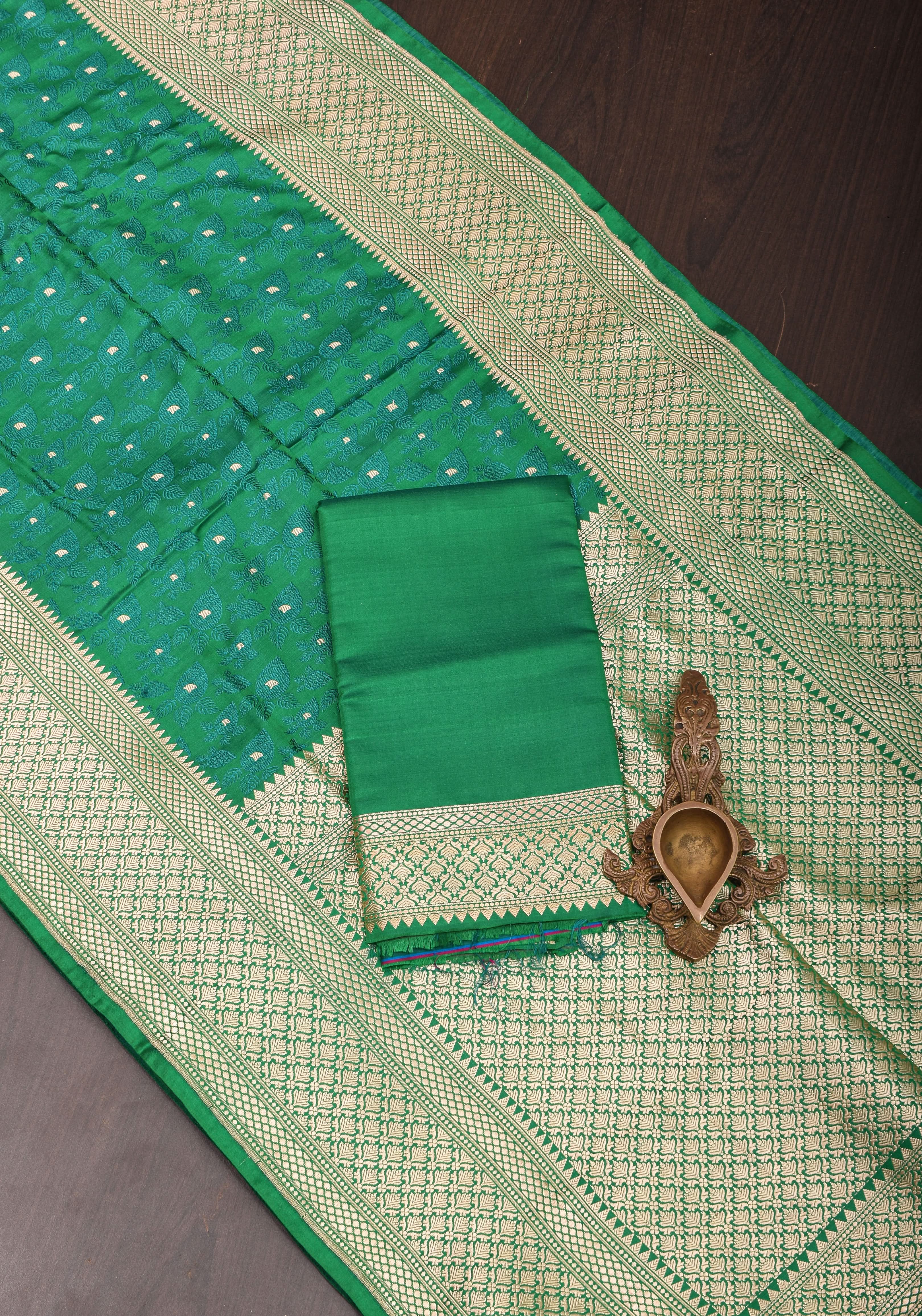 Exquisite Tanchoi Banarasi Silk Saree in Pure Silk Satin with Zari Meena in Green Blue Dual Tone I SILK MARK CERTIFIED view 2