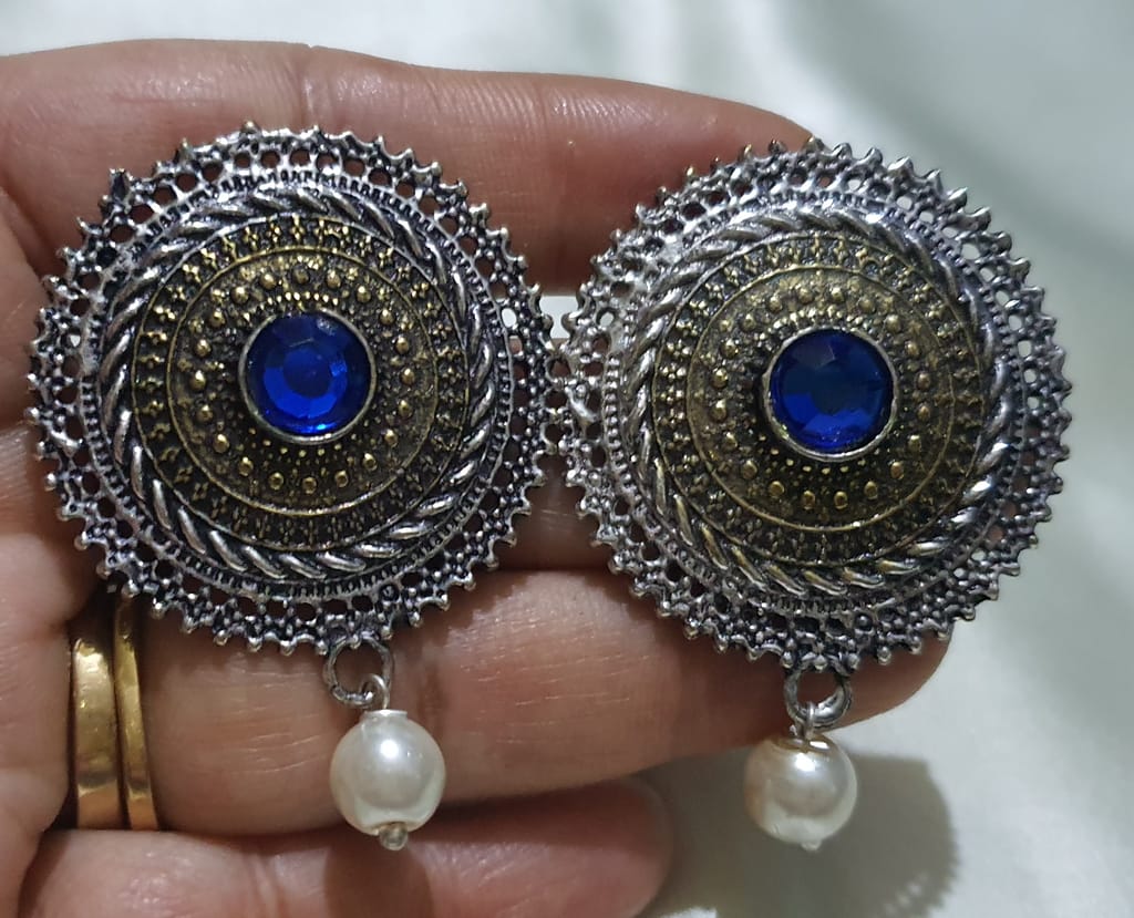 Glamvila Dual Toned Round Stud view 2