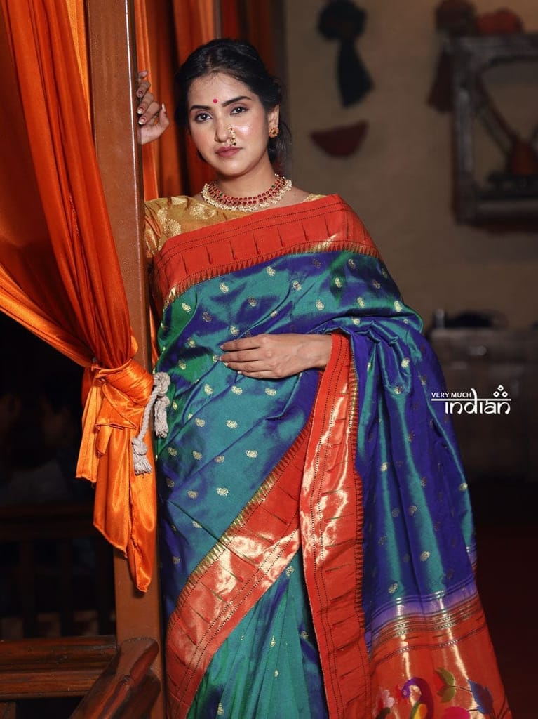 Exclusive Muniya Border - Authentic Handloom Pure Silk Muniya Border Paithani with Exclusive Pallu and Buttis - Dual Tone Blue Green view 2