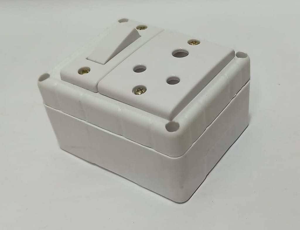 6A 1 Socket (3 Pin Socket) & 1 Switch Extension Box with 16A Plug & 40m Wire view 2