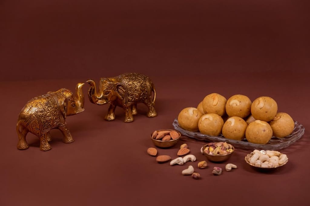 DESI MITAHARA's Besan Ladoo - Made with Besan, Caster Sugar & Cow Ghee - Traditional Indian Sweet - Healthy, Nutritious Snack - 480g Pack - No Artificial Colours - Suitable for All Ages view 2