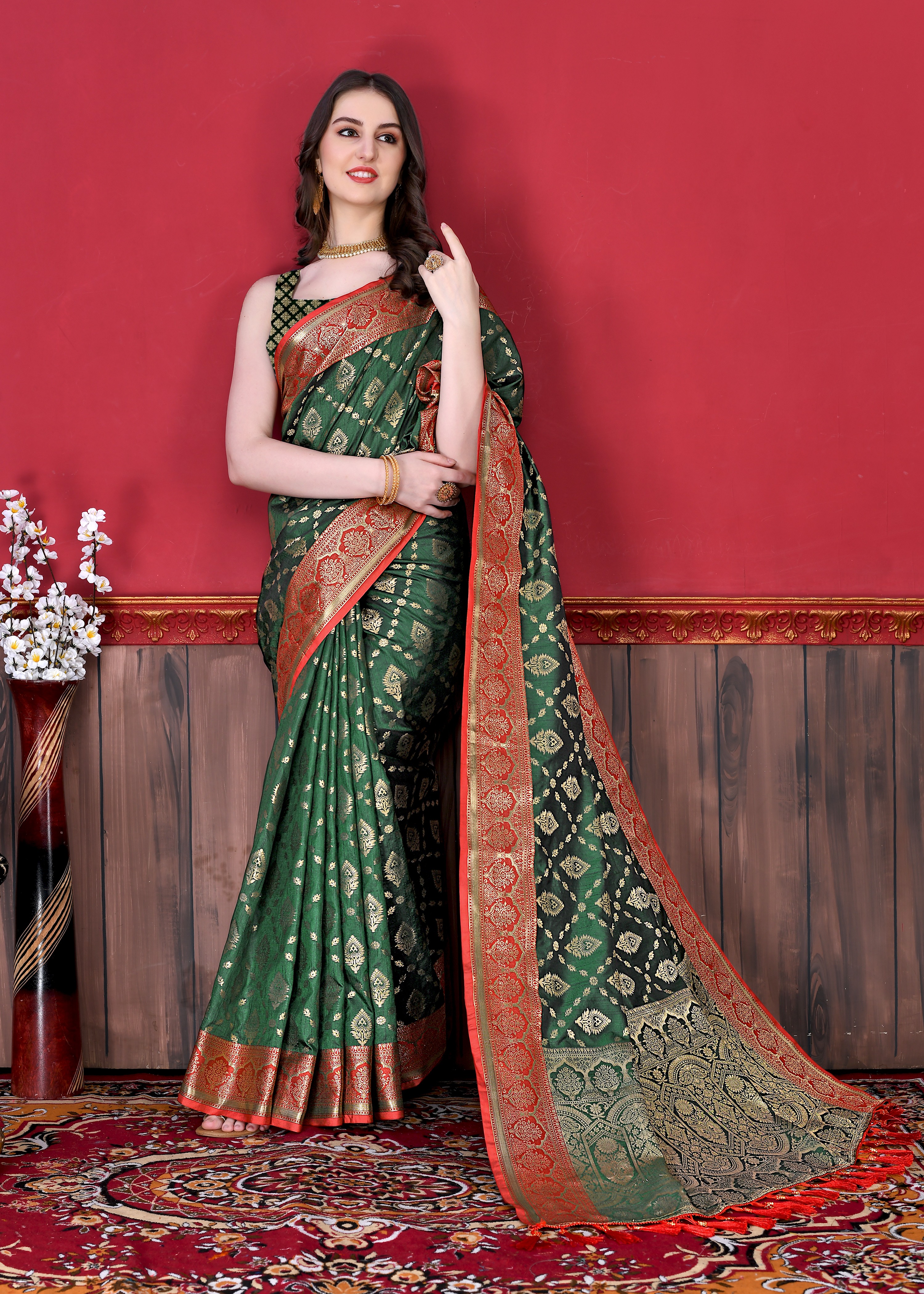 Yavira silk Women's Green Handwoven Jacquard Saree view 2