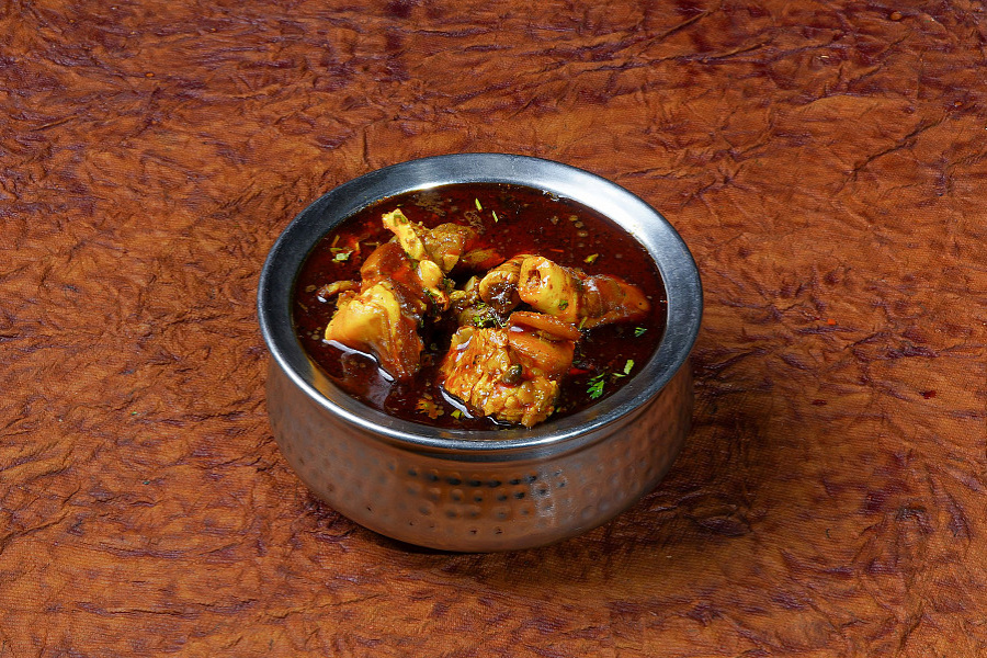 Chicken curry (black rassa)