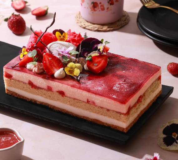 Show Stopper Strawberry Baileys Mousse Cake 750G