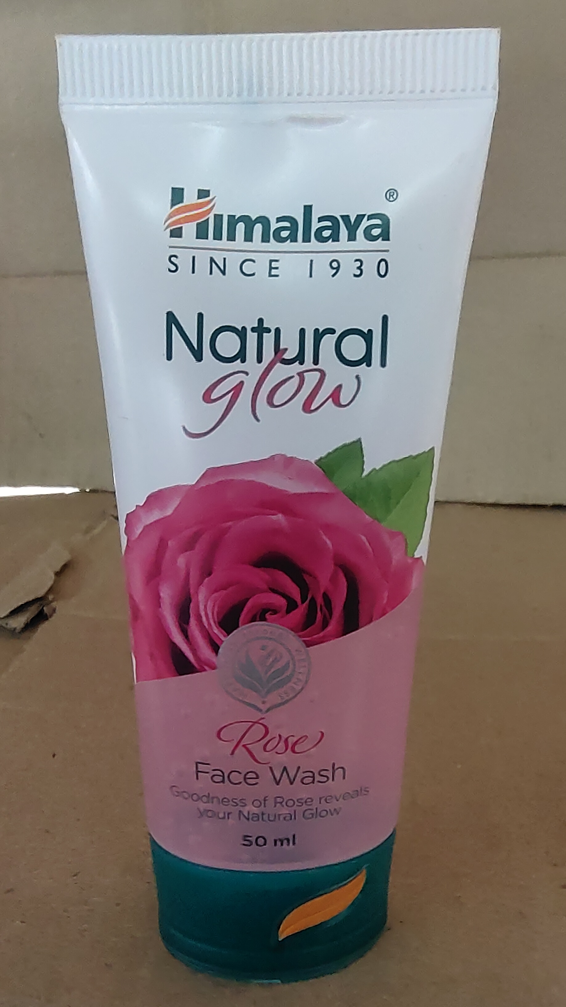 Himalaya natural glow rose face wash